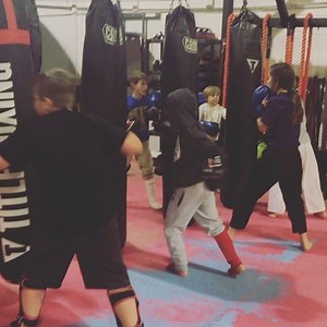 Kids kickboxing working on combinations tonight 🔥💪🏼 #westsidemma #westsidemma_ar #westsidefamily #mma #bjj #brazilianjiujitsu #oss #porrada #gfteamarkansas #kickboxing #boxing #littlerockmartialarts #littlerockfitness #littlerockarkansas #arkansasfitness #arkansasmartialarts #centralarkansasfitness #kidsmartialarts #kidsjiujitsu #kidskickboxing #arkansasgrappling #wrestling | Westside MMA Arkansas