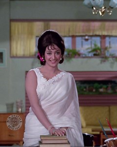 Have a look at scene from the movie 'Padosan', starring #SairaBanu and #SunilDutt. #ReliveRajshri | Rajshri