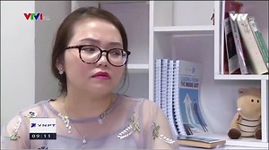 VTV1 - TIN VUI HỌC TIẾNG ANH GIAO TIẾP THỜI CÔNG NGHỆ 4.0 CHỈ VỚI CHIẾC SMARTPHONE Nhiều người nhắc đến việc học tiếng Anh như một "CƠN ÁC MỘNG". Bởi sau chục năm có lẻ dùi mài kinh sử ở trường rồi kinh qua các trung tâm vẫn dậm chân tại chỗ. Phải chăng phương pháp đào tạo của nền giáo dục nước nhà còn quá cứng nhắc, thiếu khoa học hay môn học này quá khó để tiếp thu? Theo thống kê từ khảo sát nhu cầu học tiếng Anh của hơn 25,000 người đi làm hiện nay, nguyên nhân chủ yếu khiến việc học tiếng An