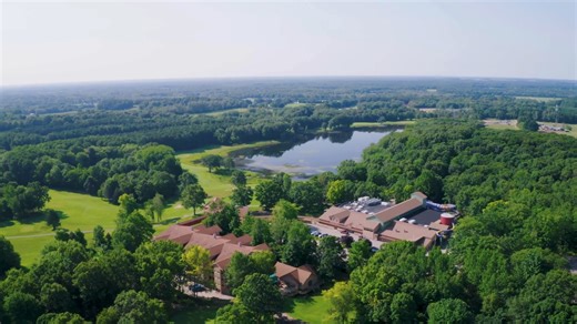 ⛳️ Swing into Tuesday Golf Specials! Whether you're teeing off at the Thoroughbred Golf Club or Grand View Golf Course, we've got unbeatable Tuesday specials: 🏌️‍♀️ Ladies Day at Thoroughbred – $30 for 18 holes cart, hot dog & drink 🌄 All-Day Special at Grand View – $30 for 18 holes cart, $3 hot dogs & beer specials Double JJ Resort is home to two stunning 18-hole courses—play both this season and take advantage of our punch cards and stay & play packages for even more value. 📅 Book your tee 