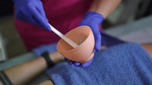 Gros plan sur l'application de pâte : vidéo de stock (100 % libre de droit) 3978445025 | Shutterstock