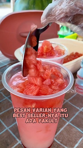 [INFO LENGKAPNYA DISINI] BroSis kalian udah pernah coba Es India belum? Cobain deh karena cocok banget di minum siang-siang gini. Ini aku pesan varian yang best seller nya ada yakult series dan milk series rasanya itu seger, asam dan manisnya pas. Kalian harus cobain BroSis!✨ _ Harga: Es Semangka India Yakult (L) Rp10.000 Es Semangka India Milk (L) Rp10.000 _ @juicy_pku 0822-8914-3899 Buka Setiap Hari, 10.00-18.00 WIB Jalan Fajar Ujung (Seberang SDN 148) ✅ Pembayaran cash #brosispku #brosis #pku