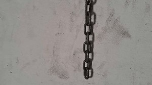 Détails d'une chaîne en métal pendouillant : vidéo de stock (100 % libre de droit) 4002596009 | Shutterstock