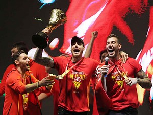 España celebra con su gente el título mundial de basquetbol