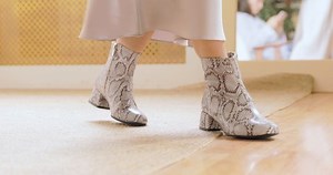 Young Woman Trying Boots Python Leather: стоковое видео (без лицензионных платежей), 1048176154 | Shutterstock