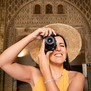 646K views · 508 reactions | La EOS R10 es una cámara diseñada para ser tu compañera de viaje. Es perfecta para la creación de contenido por sus funciones y portabilidad. Cuenta con video de alta calidad con lo que podrás hacer streamings en directo a través de YouTube. ¡Cómprala ahora! | Canon | Facebook