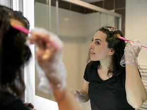 മുടി കറുപ്പിക്കാന്‍ അടുക്കളയില്‍ ഉള്ള ഈ പൊടികള്‍ മാത്രം മതി