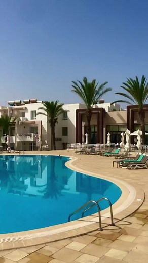 Passez vos meilleurs moments en créant des souvenirs au bord de notre piscine propre et rafraîchissante 🩵 💦 🏊🏽‍♀️ 🌊 💧. ➡️Accès piscine sans consommation:- un adulte 50dt- un enfant 20dt-1er Enfant avec deux Adultes : Gratuit -Enfant (-6 ans) : Gratuit ➡️Accès piscine avec consommation: - un adulte 80dt ( dont 40dt de consommation)- un enfant 40dt ( dont 20dt de consommation) | ANDALUCIA Beach Hotel & Residence