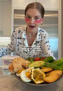 the juiciest passion fruit omggg🤤 #easybreakfastideas #breakfastideas #breakfastrecipes #vegetarian #whatieatinaday @Ithaca Hummus @Eberjey @anthro @medicube global