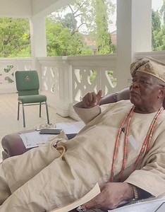 I was at the palace of the Alake of Egbaland to receive my father’s usual Royal Blessing for my upcoming Annual Cultural Festival on Dec 17th. Baba went spiritual with his prayers and we had a deep emotional moment. Kabiyesi, being the custodian of our culture and traditions in Egbaland was deeply troubled about the infiltration of China-made Àdìrẹ in our markets. I felt his pain. When I took up the mantle to champion the campaign against the China-made Àdìrẹ, i knew it was going to be me agains