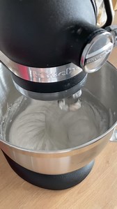 Brownie cremos (vegan) 🌱(RO) Ingrediente: Pentru blat: * 240 g năut (fiert sau din conservă) * 55 g cacao * 200 g ciocolată neagră topită * 100 g curmale * 200 g tofu (simplu, fără aromă) * 330 ml lapte vegetal * 1 lgt pudră de vanilie * 80 g unt de arahide (opțional) Pentru cremă: 2 conserve de lapte de cocos (folosim doar partea grasă de deasupra), sirop de agave (după gust) și 1 lgt vanilie pudră 🌱(EN) Ingredients: For the cake base: * 240 g chickpeas (boiled or canned) * 55 g cocoa powder 