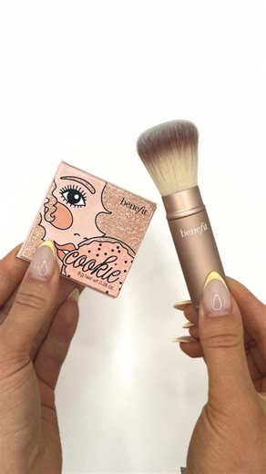 A glowing duo✨ Looking for your summer glow? benefit cookie golden pearl highlighter applied with the benefit blush, bronzer & highlighter brush is your key 💫 Shop Now on allbeauty 🛍️ https://ow.ly/T7XP50VLlMy | Allbeauty