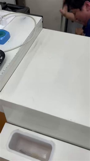 歌舞伎町ローソンでお茶を買いにきた客放置で店員同士が殴り合いの大乱闘😱日本のコンビニの治安大丈夫？歌舞伎町の特殊性？またはどっちもヤバいん？乱闘外の店員も乱闘を制止せず客に「ちょっと待ってね」てなんやねん、これ。https://t.co/Y8vApcAoe0