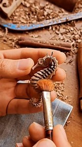 🌊 🐚 Schau unbedingt bis zum Schluss, wie die filigrane Schnitzerei von @choobino_ entsteht. Das Walnussholz-Seepferdchen von Siamak Houshyar ist ein tolles Geschenk für Fans der Unterwasserwelt. | Etsy