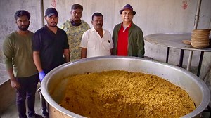 This was probably one of the biggest biryani pots we've seen, the sort that wakes up fans of this early morning Hoskote ritual! CATCH THE COMPLETE EPISODE AT https://youtu.be/4Pyyau6V1dU Click on link for details, address and google maps coordinates. #gourmetontheroad Kripal Amanna #foodloverstv #foodloversindia #truthinfood #manidumbiryani #hoskote #manihoskotebiryani #muttonbiryani | Food Lovers