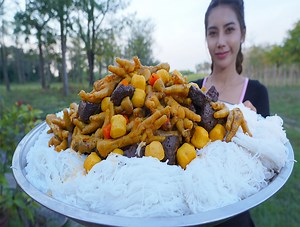 Chicken feet curry with noodle cook and eat recipe | Polin chan