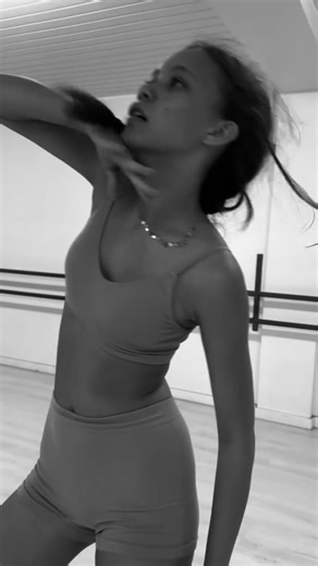 ✨ Stéréotypes sous influence ✨ Chorégraphie : Eric Interprétée par les élèves du Centre de Danse de Tschan – Année 2024-2025, ainsi que par Eric. Extrait du spectacle « Tschan fait son cinéma », dans le tableau consacré à l’impact de la mode sur la société et l’individu. Un grand māuruuru à @krush.tahiti 🍦 pour le soutien apporté aux projets artistiques et culturels locaux. Les meilleures glaces de Tahiti se trouvent chez Krush 😋❄️ 🎥 Version complète disponible sur YouTube. 𝐓𝐬𝐜𝐡𝐚𝐧 – 𝐄�