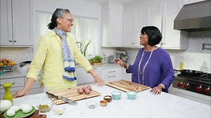 La cocina de la señorita Patti se pone a prueba con la visita de la chef Carla Hall. Juntas, crean una exquisita ensalada de papas y bagre frito. ¡No te pierdas esta receta y cocínala tú mismo! 凜️ #LaCocinaDePattiLabelle | Food Network Latinoamérica | Facebook