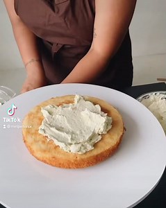 1.9K views · 25 reactions | Double Tiered cakes- sandwiched with passion curd buttercream and finished off with white chocolate smbc | Bakes by Bella | Facebook