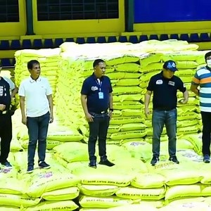 281K views · 6.1K shares | Mayor emeng pascual ng gapan mamimigay ng 1 sakong bigas at pera. Ganeto ba mayor nyo? Ika 2 beses na nila na pamimigay ng tig 1 sakong bigas Subscribe to youtube: https://youtu.be/lbu8a58XzoE | Ako pala si Von | Facebook