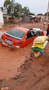 DIVO VILLE, QUARTIER BRIBORÉ, Juste avant le cimetière. Cette route est dans cet état depuis quelques mois déjà. Vivement que quelque chose soit faite avant que le pire n'arrive. | Alex Gunter Goman