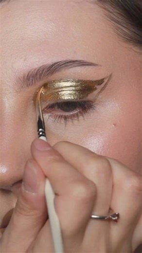 8K views · 31 reactions | the way @glamsden absolutely dominated this metallic eye 朗 in love with the shine on our Metallic Powder gold ✨ | Mehron Makeup | Facebook