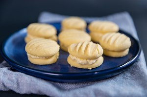 Melting Moments殺 Try this quick recipe using Lighthouse Biscuit,...