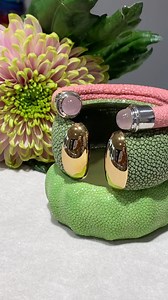 When flowers grow wild 💚✨🌸 Gefallen dir diese Armbänder? Wir lieben dieses kräftige Grün mit dem zarten rosa sehr. Super frisch 💚✨🌸 🌸✨💚 Do you like this bracelets? 🌸✨💚 We have based our bracelets on the colours of this beautiful flower. It looks fresh and delicate at the same time 🌸💚✨ * Bracelet: WAVE spring green stingray * Bracelet: SAMBA 30 light green stingray with yellow golden ends * Bracelet: TANGO hot pink with silverends and rose quarz cabochons . www.a-cuckoo-moment.com . #su