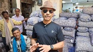 135K views · 2.5K reactions | October 18, 2024 दिल्ली लहसुन के होलसेल भाव Delhi Mandi garlic 龍 market price delhi fruit market #garlic | Delhi Fruit Market | Facebook