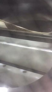 Microwave vacuum dryer for sensitive materials