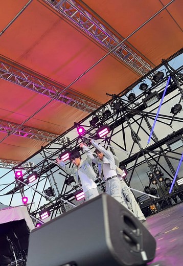 FLY HIGH fes. 2026でDAISUKI — 佐藤三兄弟の三つ子パフォーマンス