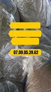 La poudre de Chébé est une poudre traditionnelle originaire du Tchad, utilisée depuis des générations par les femmes Bassara pour favoriser la pousse et la santé des cheveux crépus. Elle est réputée pour ses effets fortifiants et protecteurs. --- Principaux bienfaits de la poudre de Chébé pour les cheveux crépus : 1. Favorise la rétention de longueur Elle réduit la casse, ce qui permet aux cheveux de conserver leur longueur naturelle. 2. Renforce la fibre capillaire Elle gaine les cheveux, les r