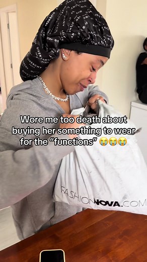 Teen Shopping Chat: Shoes, Hats & Party Vibes