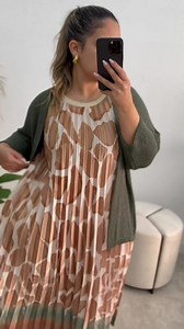 🧡🧡🧡NOVIDADE 🧡🧡🧡 🌿Vestido Longo todo plissado em cetim com pormenores de brilho dourado no decote Tamanho único veste do S ao XXL 60 de cava 🌿Casaco ponto de arroz Tamanho único veste do S ao XXL Disponível em bege, preto, azul marinho, azul bebé, verde, lilás, amarelo, verde água, rosa e branco | Cantinho - moda