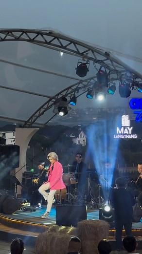 23K views · 170 reactions | Vicky Nhung ❤️ #maylangthang #dalat #chieunhactrenmay #vickynhung #nhachaymoingay #livemusic | Mây Lang Thang | Facebook