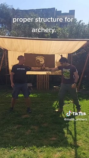 demonstration why correct shoulder alignment is important for archery. #fyp #maltatiktok #malta #maltaarchery #archerytrickshots #traditionalarchery
