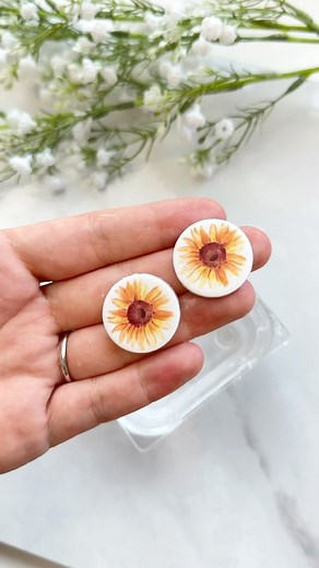 Are you having issues with transfer paper residue after curing your clay? Read below👇🏻 Just soak your pieces in some water for a couple of minutes, take them out and remove the excess with a wet wipe! Ta-da! No paper anymore 🤭🤗 #polymerclay #polymerclayearrings #transferpaper #clayearrings #claytransfer #polymerclaytransfer Have you tried this? | Tera Clay