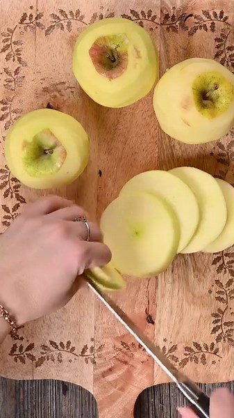 [ NOV VIDEO RECEPT - Ocvrta jabolka ] Recept -> https://midvakuhava.si/ocvrta-jabolka/ Tale poslastica pa naju takoj vrne v otroštvo. Ocvrta jabolka so bila pri najinih babicah pogosto na sporedu - gre za kolesca iz jabolk, ocvrta v palačinkinem testu. Če ga te pustne dni že cvremo na polno, pa dajmo še jabolka :) Je tudi tebi babica postregla ocvrta jabolka? --- Vse Dr. Oetker izdelke lahko enostavno naročiš tu: https://oetker-shop.si/ V sodelovanju z Dr. Oetker Slovenija. | MidvaKuhava.si