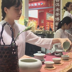 How much do you know about tea serving etiquette in China? Watch this video shot at the 2017 Guangzhou Tea Expo to learn more. #VideofromChina | Discover China