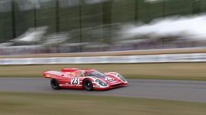 Richard Attwood still gives it the beans! He does a burnout and then flies up the #FOS Hill in his #Porsche 917K! 🤩 | The Goodwood Revival