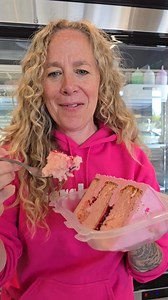 🎀 Octobre, on ne parle pas juste de rose. On parle de seins. De courage. De vies. Chez Géraldine, on a décidé de mettre nos gâteaux au service d’une foutue bonne cause : chaque tranche de LOLA PINK vendue soutient @pinkinthecitycanada . 💗 🍰 Tu crois que ce n’est qu’un dessert ? Non. C’est un petit acte de rébellion contre le cancer du sein. Un morceau sucré qui dit : fuck off à la maladie et un gros câlin à toutes celles qui se battent. Alors viens croquer ta tranche. Croque-la pour toi, pour