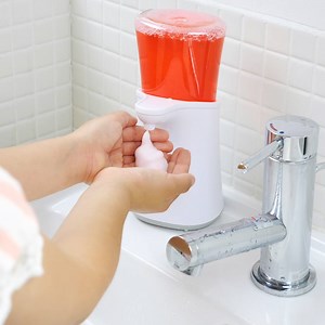 お子さまにきちんと手洗いをしてほしい……！と思っていても、なかなか難しいものですよね。そこでお子さまが進んで手洗いしたくなる、ママ待望のハンドソープをご紹介！楽しく手洗いできちゃう仕掛けがいっぱいです♪ ▼ミューズ ノータッチ泡ハンドソープ▼ 今ならAmazonでお得 【グリーンティーの香り】 https://goo.gl/v751vh 【香りが残らない 台所 キッチン用】 https://goo.gl/V4eEu1 [Presented byミューズ] 【ノータッチで泡が出る！ 色が変わる*泡ハンドソープって？】 ＊製品の使用方法に従ってしっかり洗うと、手に広がった泡の色が白っぽくなること ① やる気の湧く泡 ② ノータッチで泡が出る !? ③ 泡だていらず 参考になったら、"いいね" や "シェア" お願いします♪ | トモニテ （旧 MAMADAYS）