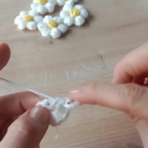 27 shares | Very easy crochet daisy | Creative hobby studio | Facebook