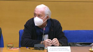 🔙 "Il est possible que nous ayons besoin, à un moment donné, d'une 4ème dose." 🎙️ Mercredi, la #ComAfSocSénat a auditionné Jean-François Delfraissy, président du Conseil scientifique. Voir l'audition dans son intégralité : 🎥 https://sén.at/zG521o | Sénat