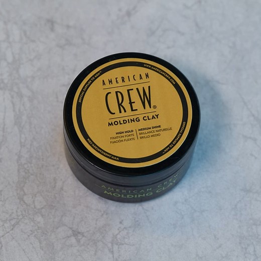 Molding Clay ist eine großartige Alternative zu schweren, klebrigen Gels, bietet aber dennoch starken Halt und mittleren Glanz. 💇‍♂️✨ #JoinTheCrew and #ChooseThePuckForYou #menshairstyling #hairstyling #menshaircare #americancrew #menshair #haircare #hairdresser #barber #press #inthenews | American Crew Deutschland