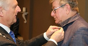 Gert van den Hoed zet zich al bijna veertig jaar in voor wandelaars in de regio en krijgt een lintje