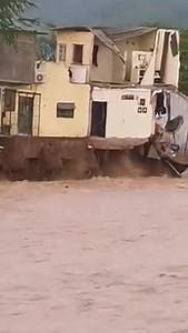 41K views · 142 reactions | #IMPRESIONANTE #HURACAN #NORA Graban momento exacto en el que cayó una casa en el río Pitillal por el huracán Nora — en Colonia Independencia Puerto Vallarta. VIdeo: Luís Joaquín Del Angel Sánchez www.lluvias.com.mx/boletin | Éxtasis Digital Mazatlan | Facebook