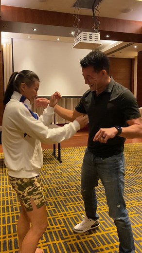 Sinampulan ni Stamp si Mitch Chilson ng kanyang trademark clinch moves. Kaso, nasobrahan ata! 🫢 | ONE Championship Philippines