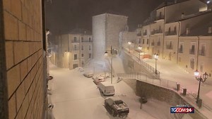 Castel del Monte, le vie del borgo sepolte dalla neve