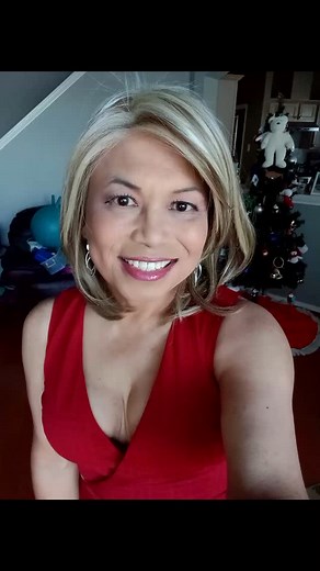 Getting ready Christmas 🎄🎁❤️. Hope all of my lovely friends have a wonderful holiday season 😍💖💋🥰. Lots of Love ❤️💋❤️💋🌹Muah ! | Christina Cross